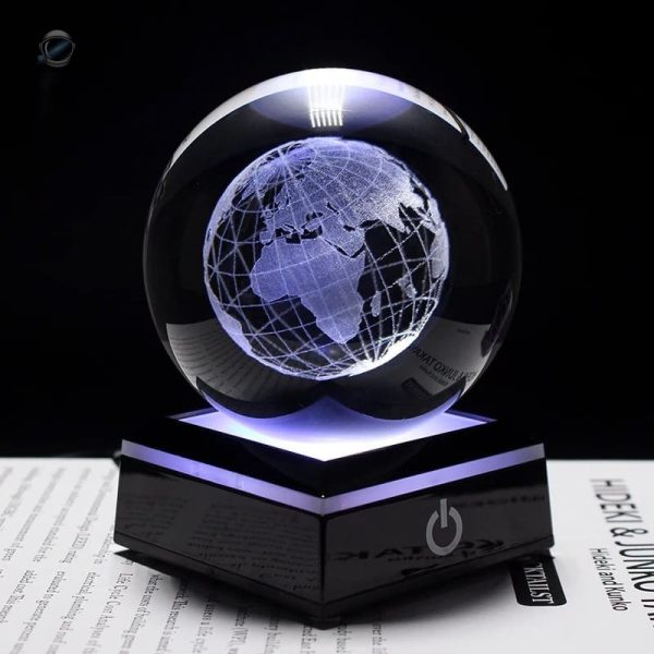 Globe en cristal illustrant les continents et océans