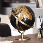 Globe terrestre vintage en décoration intérieure élégante