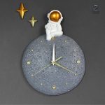 Horloge design représentant un astronaute sur la lune