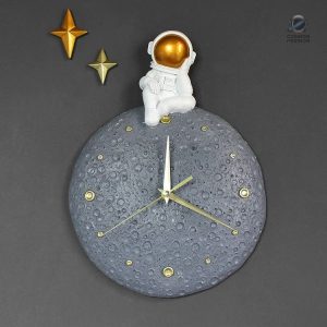 Horloge design représentant un astronaute sur la lune
