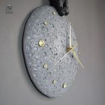 Élégante horloge en forme d'astronaute pour un style cosmique