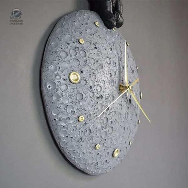 Élégante horloge en forme d'astronaute pour un style cosmique