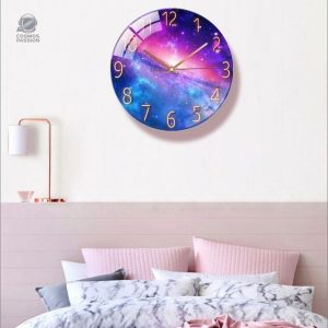 Horloge espace avec motifs galactiques et couleurs étoilées
