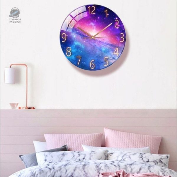 Horloge espace avec motifs galactiques et couleurs étoilées