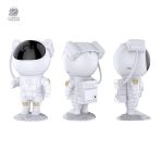 Étoiles brillantes projetées par un adorable astronaute décoratif