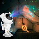 Ambiance nocturne avec le projecteur d'étoiles astronaute