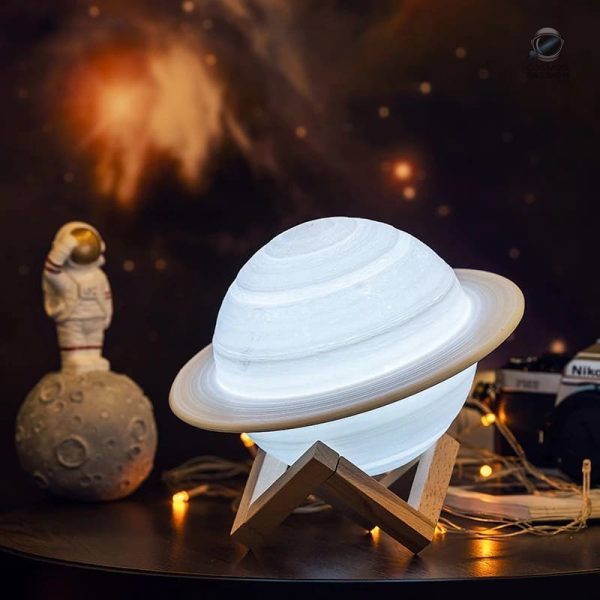 Éclairage original évoquant l'univers des planètes