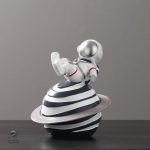 Figurine astronaute sur une planète Saturne en décoration