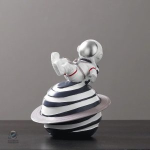 Figurine astronaute sur une planète Saturne en décoration