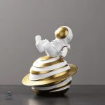 Décoration astronaute avec figurine sur Saturne, design unique