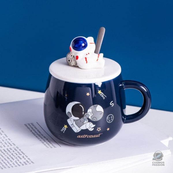 Mug illustré astronaute dans l'univers