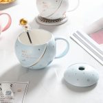 Tasse inspirante d'un astronaute en exploration spatiale