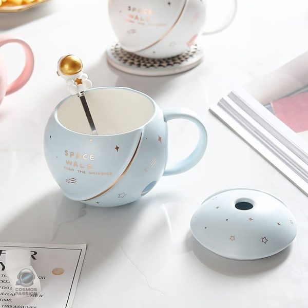Tasse inspirante d'un astronaute en exploration spatiale