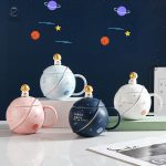 Mug avec un design d'astronaute sur fond spatial