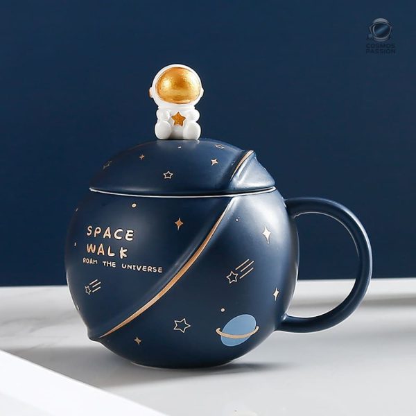 Tasse illustrée d'un astronaute dans l'espace