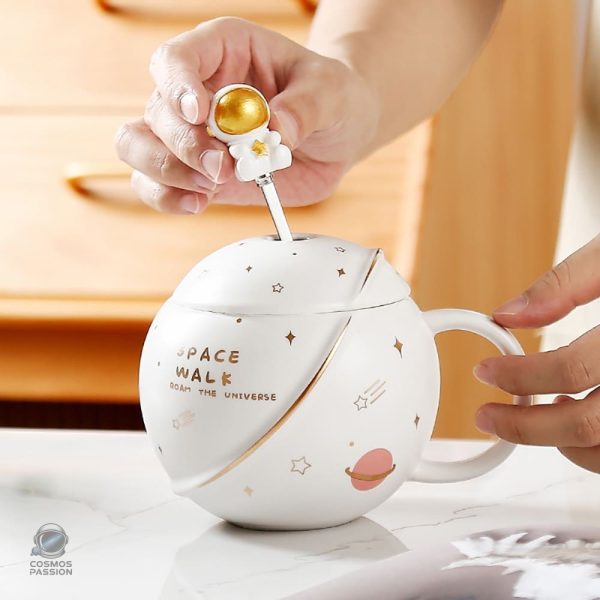 Tasse originale avec un astronaute sur la voûte céleste