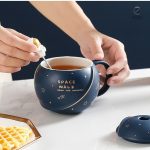 Mug artistique avec un astronaute et des constellations