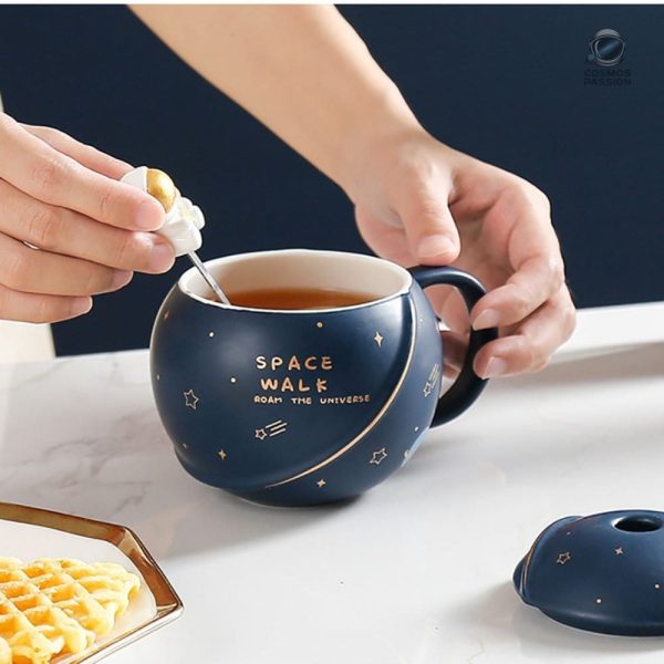 Mug artistique avec un astronaute et des constellations
