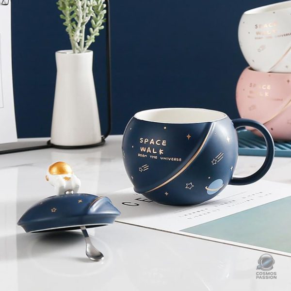 Mug sur le thème de l'espace avec un astronaute