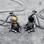 Pendentif en forme d'astronaute, symbole de sérénité