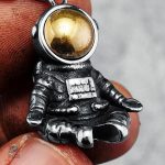 Pendentif méditatif, astronaute flottant dans l'univers