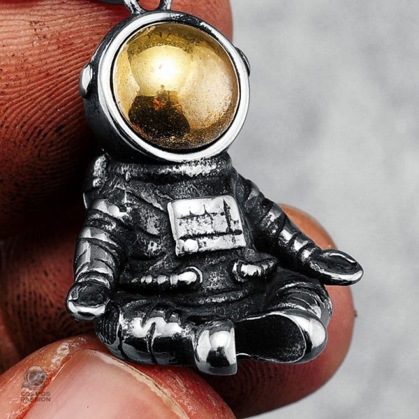 Pendentif méditatif, astronaute flottant dans l'univers