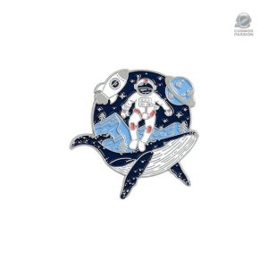 Pin's astronaute avec baleine et planète
