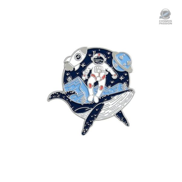 Pin's astronaute avec baleine et planète