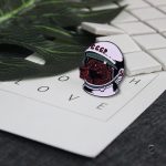 Élégant pin's Laika, hommage à la conquête de l'espace