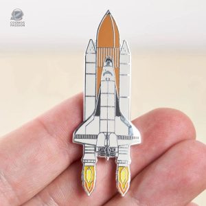 Élégant pin's sur la thématique de l'astronomie et des navettes spatiales