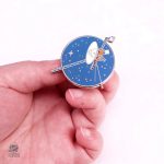 Pin's représentant la mission Voyager, thème astronomie