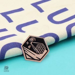 Pin's en forme de télescope, hommage à la mission James Webb