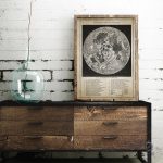 Affiche détaillée de la surface lunaire pour un intérieur chic