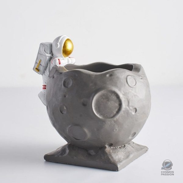 pot-a-crayon-lune-astronaute-1 Pot à crayons en forme de lune pour une décoration originale