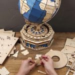 Puzzle en bois représentant un globe terrestre