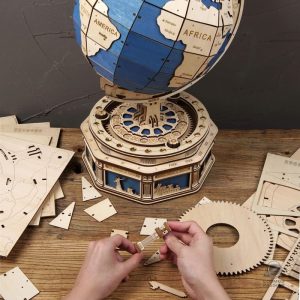 Puzzle en bois représentant un globe terrestre