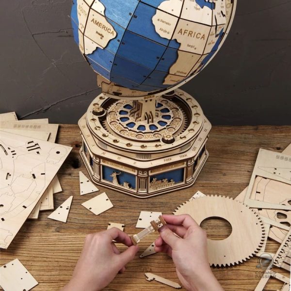 Puzzle en bois représentant un globe terrestre