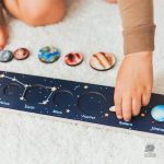 Activité créative sur l'espace pour enfants