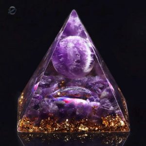Pyramide en orgonite avec cristaux d'améthyste