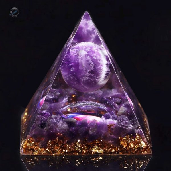 Pyramide en orgonite avec cristaux d'améthyste