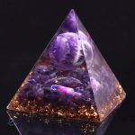 Accessoire de bien-être en forme de pyramide orgonite