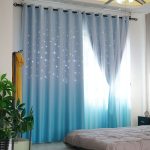 Ambiance magique avec rideau étoilé pour la chambre