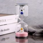 Objet décoratif : sablier en astronaute coloré