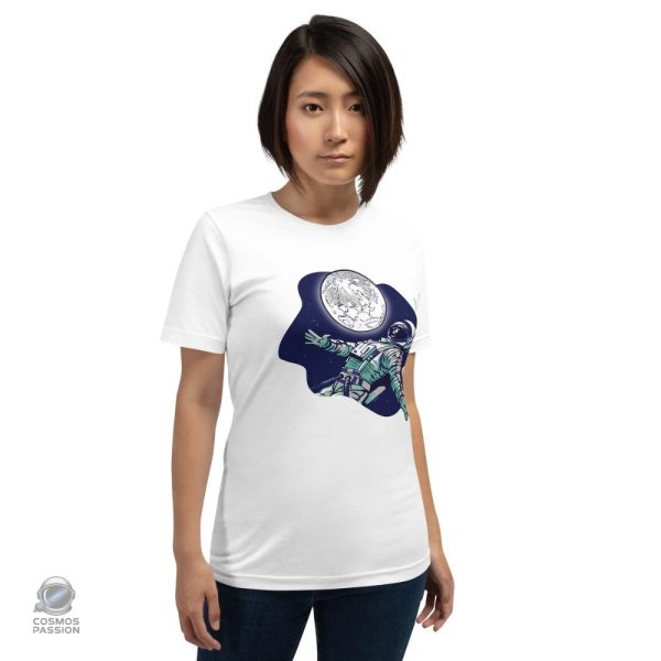 T-shirt original illustrant un astronaute et la lune