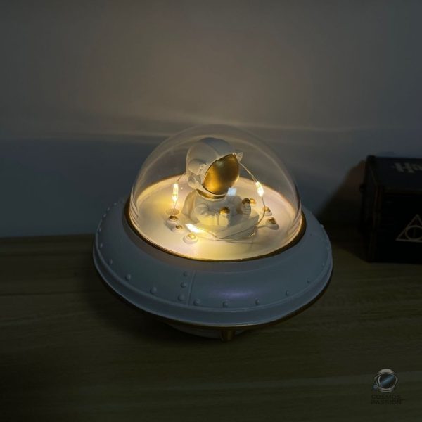 Objet décoratif lumineux inspiré de l'espace pour ambiance imaginative