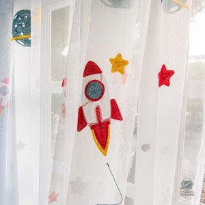 Rideau décoratif sur le thème de l'espace et des planètes